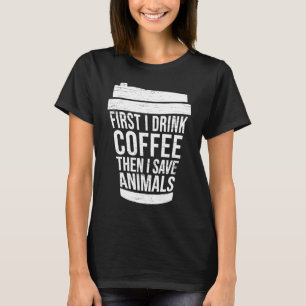 Camiseta Primeiro bebo café e depois poupo animais