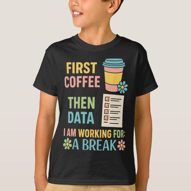 Camiseta Primeiro Café Depois Dados Professor de Educação E (Frente)