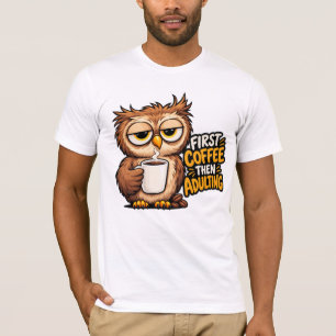Camiseta Primeiro Café, Depois Ser Adulto Funny Sleepy Owl 