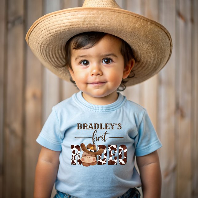Camiseta Primeiro cavalo de vaca rodeio, um cavalo fofo, co (First rodeo cow pattern cute baby horse in a hat baby T-Shirt personalized first birthday shirt )