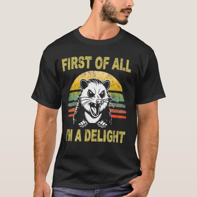 Camiseta Primeiro de tudo, sou um delicioso gambá raivoso s (Frente)