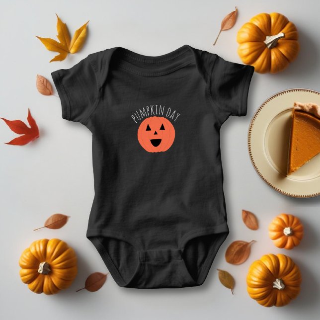 Camiseta Primeiro Dia de Abóbora de Halloween Jack O Lanter (A cute little pumpkin body suit perfect for first Halloween)