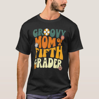 Camiseta Primeiro Dia De Aula Mãe Groovy De Um Aluno Da Qui