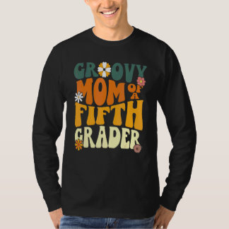 Camiseta Primeiro Dia De Aula Mãe Groovy De Um Aluno Da Qui