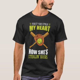 Camiseta Primeiro, Ela Roubou Meu Coração Agora Ela Rouba B