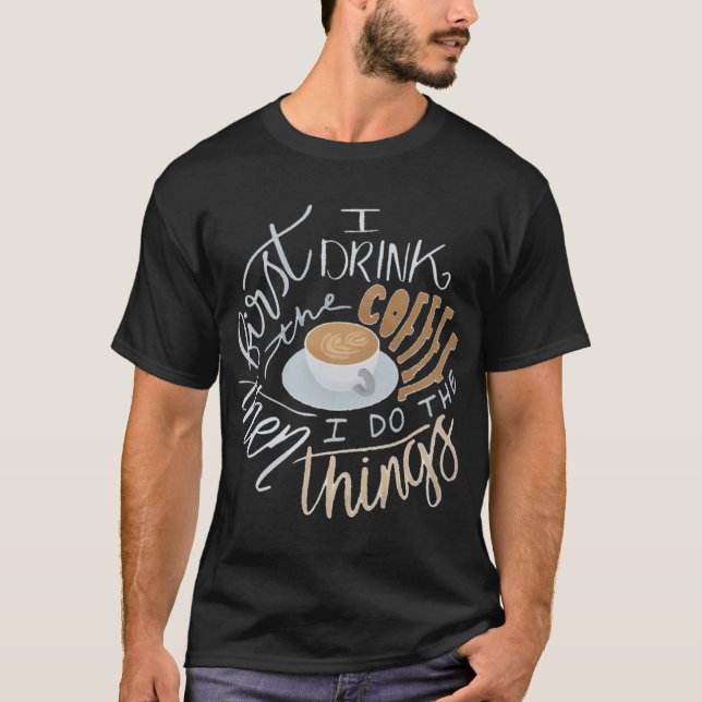 Camiseta Primeiro Eu Bebo Café (Frente)