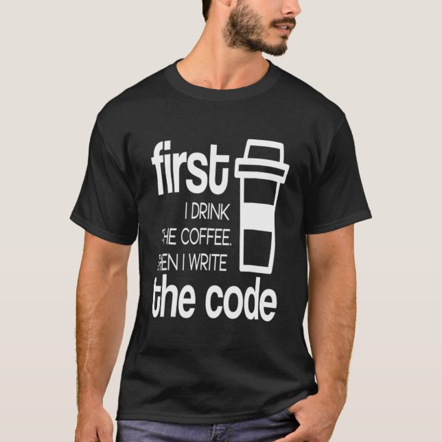 Camiseta Primeiro Eu Bebo Café E Cód O Programa De Computad (Frente)