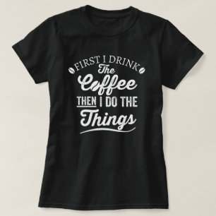 Camiseta primeiro eu bebo café e depois faço as coisas