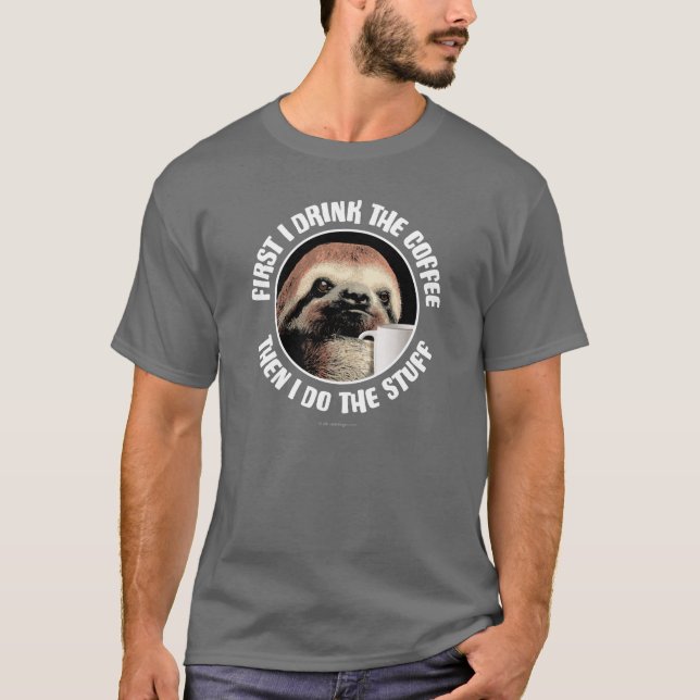 Camiseta Primeiro Eu Bebo Café. Então Eu Faço As Coisas (Frente)