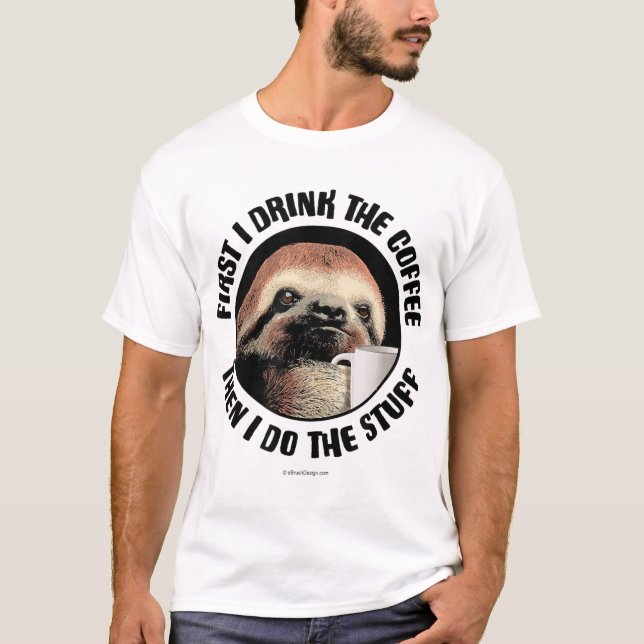 Camiseta Primeiro Eu Bebo Café. Então Eu Faço As Coisas... (Frente)
