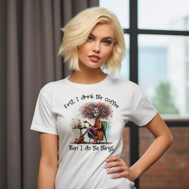 Camiseta Primeiro Eu Bebo O Café (Criador carregado)