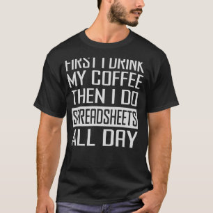 Camiseta Primeiro Eu Bebo O Café E Depois Faço Folhas De Cá