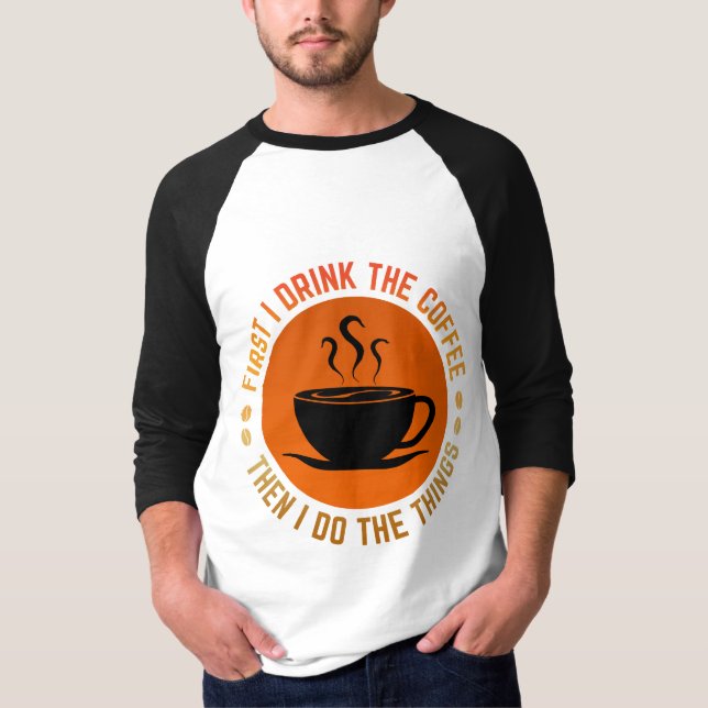Camiseta primeiro eu bebo o café então eu faço as coisas (Frente)