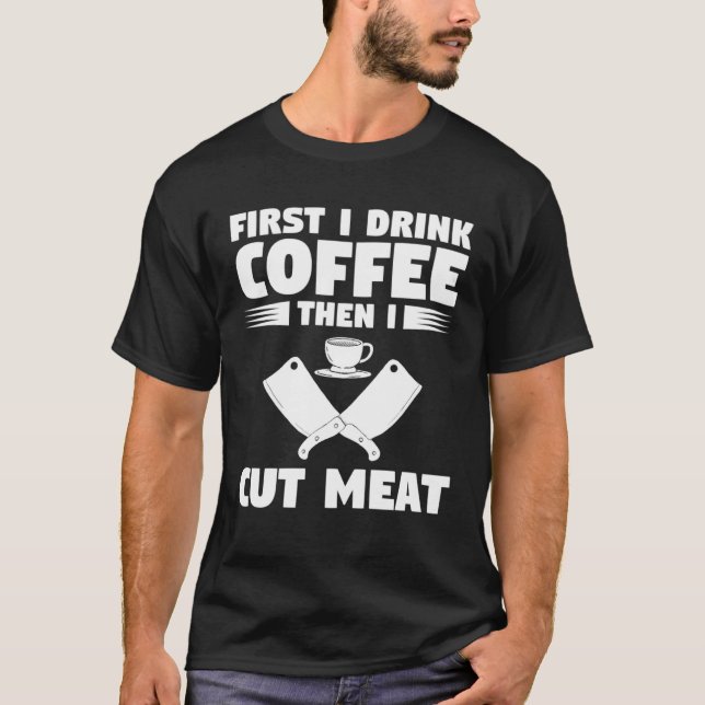 Camiseta Primeiro Eu Tomo Café E Corto Carniceiro (Frente)