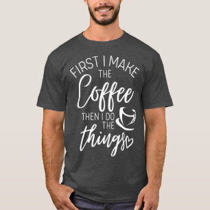 Camiseta Primeiro faço café e depois faço coisas