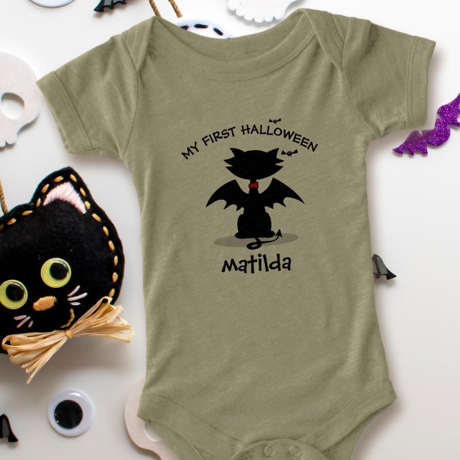 Camiseta Primeiro Gato Negro de Halloween com Fato de Bebê  (Cute black cat baby bodysuit for a 1st Halloween. Just add your name)