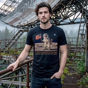 Camiseta Primeiro Gato Neva Masquerade no Espaço Retro da L