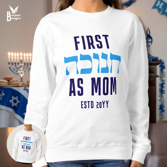 Camiseta PRIMEIRO HANUKKAH Personalizado como MÃE Correspon (FIRST HANUKKAH AS MOM sweatshirt with CUSTOMIZABLE TEXT and Hebrew text. Ideal for new moms.)