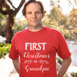 Camiseta Primeiro Natal como confronto familiar Granda<br><div class="desc">Esta camiseta vermelha é perfeita para roupas familiares personalizadas de natal. Diz "Primeiro Natal como Vovô" numa fonte branca moderna. Para mais personalização ou outros itens correspondentes,  por favor,  sinta-se à vontade para entrar em contato comigo.</div>