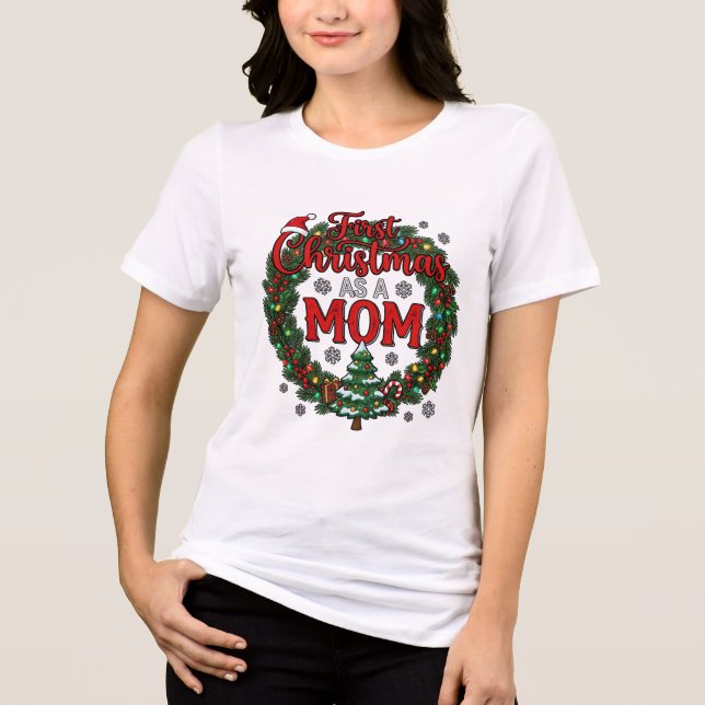 Camiseta Primeiro Natal Como Mãe Coroa de Pinheiro Árvore (Frente)