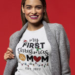 Camiseta Primeiro Natal como mãe - família que combina bem<br><div class="desc">Mostre a sua alegria pelo seu primeiro Natal como mãe com esta adorável t-shirt decorada com um chapéu vermelho de Papai Noel,  folhas verdes,  uma bola de ouro,  um coração vermelho e luzes de Natal coloridas.</div>