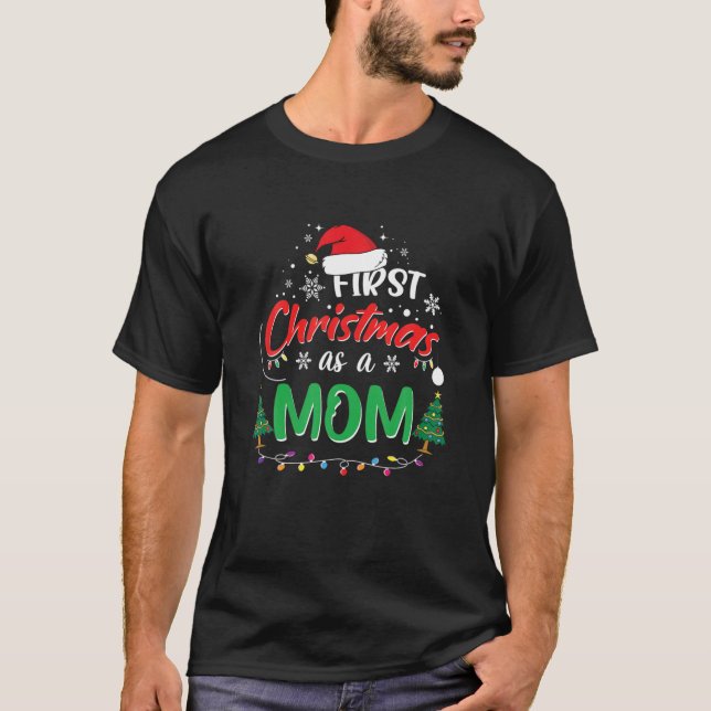 Camiseta Primeiro Natal Como Mãe Notícias De Natal Engraçad (Frente)