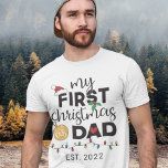 Camiseta Primeiro Natal como pai - família que se encaixa b<br><div class="desc">Mostre a sua alegria pelo seu primeiro Natal como um pai com esta adorável camiseta decorada com um chapéu vermelho de Papai Noel,  folhas verdes,  uma bola de ouro,  um coração vermelho e luzes coloridas de Natal.</div>