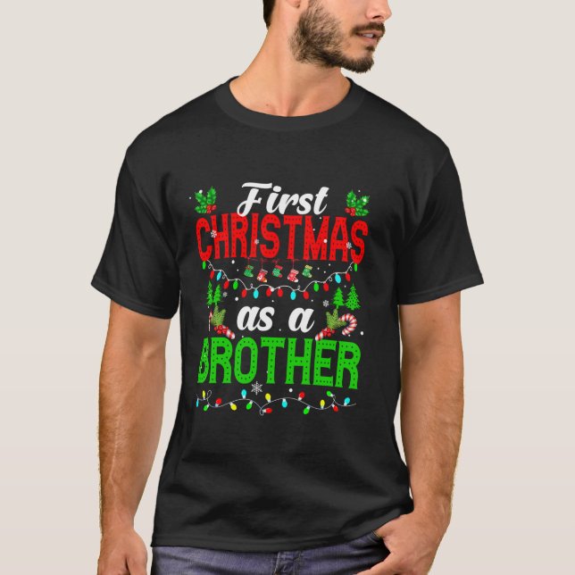 Camiseta Primeiro Natal Como Um Irmão Da Família Xmas Luzes (Frente)