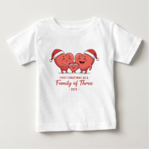 Camiseta Primeiro Natal como uma Família de Três 2025 Coraç