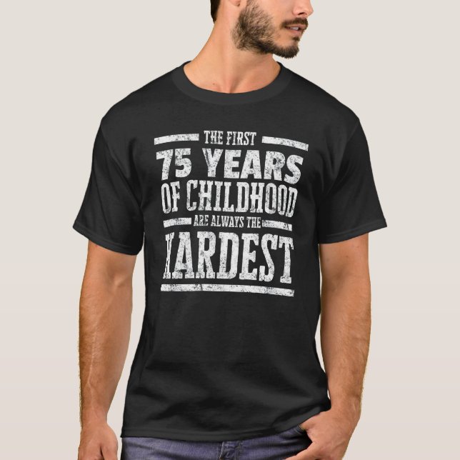 Camiseta Primeiros 75 anos de infância sempre o Shi o mais (Frente)