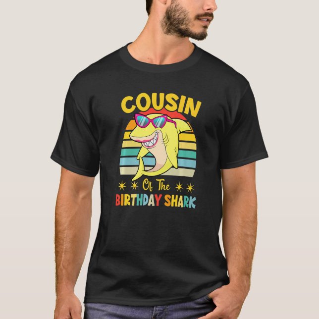 Camiseta Primo Da Família Aniversário Do Tubarão Que Corres (Frente)