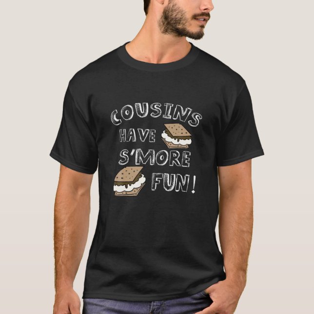 Camiseta Primos Têm Sentença Familiar Mais Divertida (Frente)