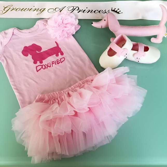 Camiseta Princesa Rosa Dachshund Doxified Baby One Piece (Doxified one piece for a up and coming dachshund lover, paired with a sweet tutu.)