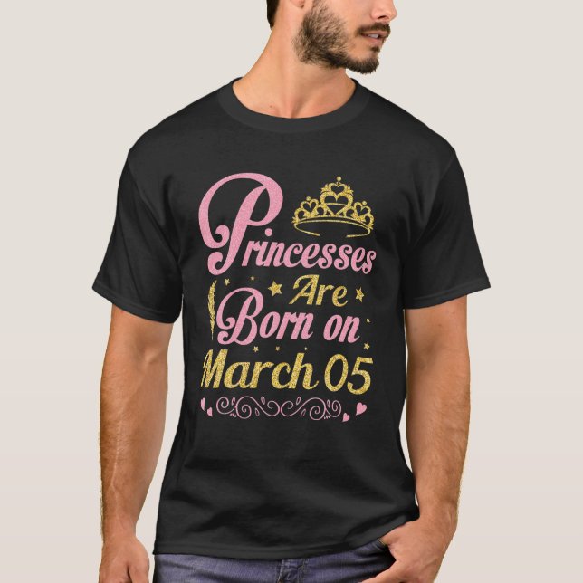 Camiseta Princesas Estão Nasceres No Dia 05 De Feliz Aniver (Frente)