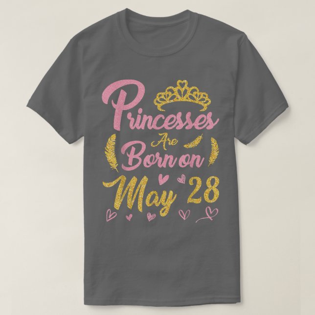 Camiseta Princesses Are Born On May 28 Happy Birthday Me Yo (Frente do Design)