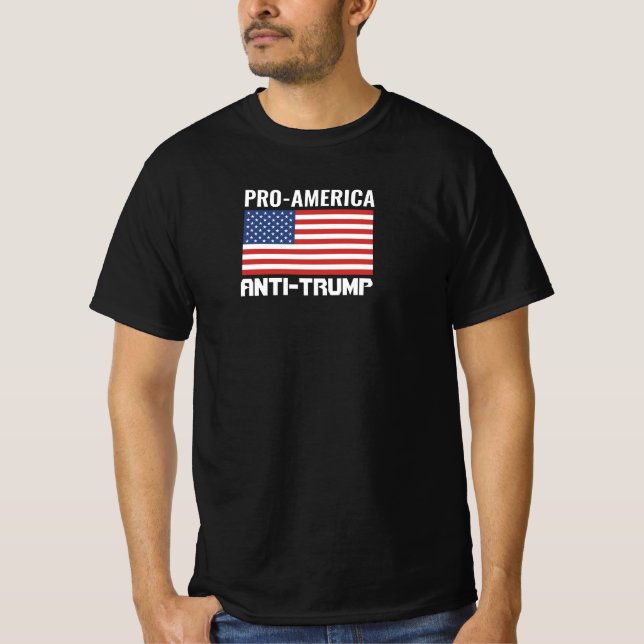 CAMISETA "PRO AMERICA, ANTI TRUMP" B/W "TRUMP É UM TRAITOR" (Frente)
