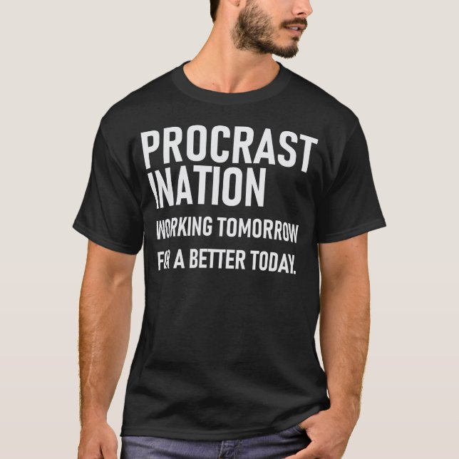 Camiseta PROCRASTINAÇÃO que trabalha amanhã para melhor (Frente)