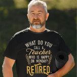 Camiseta Professor aposentado Chefe de aposentadoria escola<br><div class="desc">Engraçado professor aposentado dizendo que é perfeito para a festa de aposentadoria para seu colega favorito que tem bom senso de humor. O ditado sobre este presente moderno de professor reformado diz "O que você chama de professor feliz na segunda-feira? Aposentado." Veja nossa loja para outros presentes e acessórios de...</div>