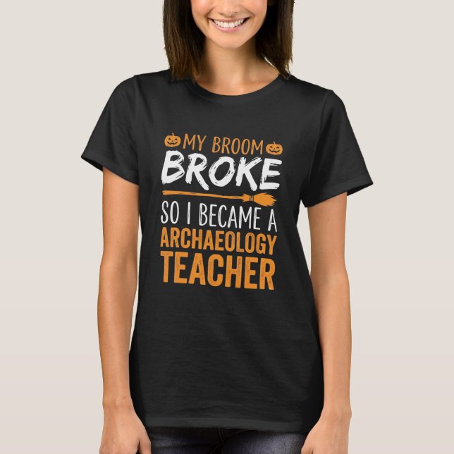 Camiseta Professor de Arqueologia Vassoura de Halloween Que (Frente)