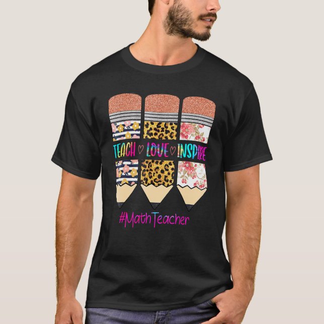 Camiseta Professor de Matemática Ensina Amor Inspirar Lápis (Frente)
