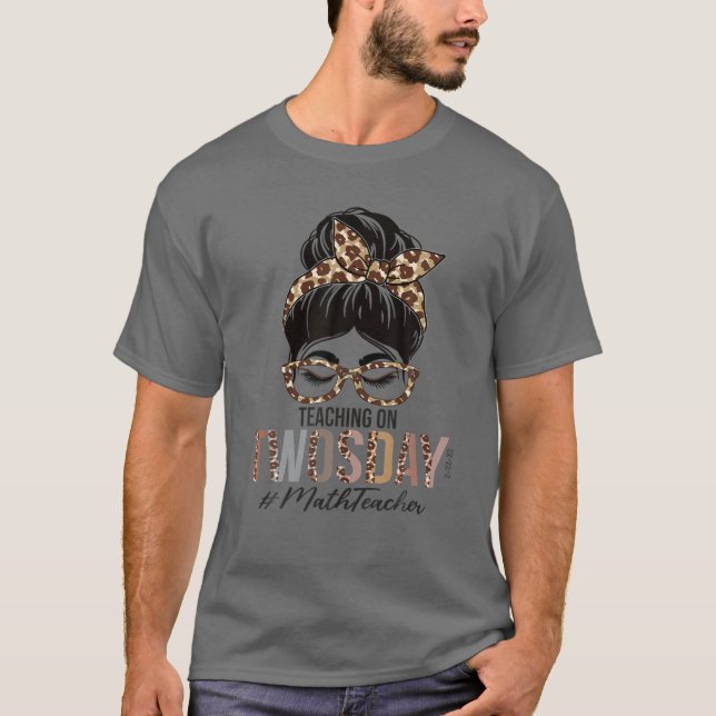 Camiseta Professor de Matemática Messy Bun Leopard Ensinand (Frente)