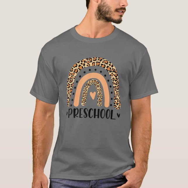 Camiseta Professor De Pré-Escolas Leopard Rainbow Primeiro  (Frente)
