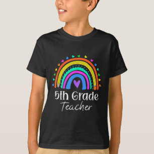 Camiseta Professor do 5º ano Coração Arco-íris Quinta Série