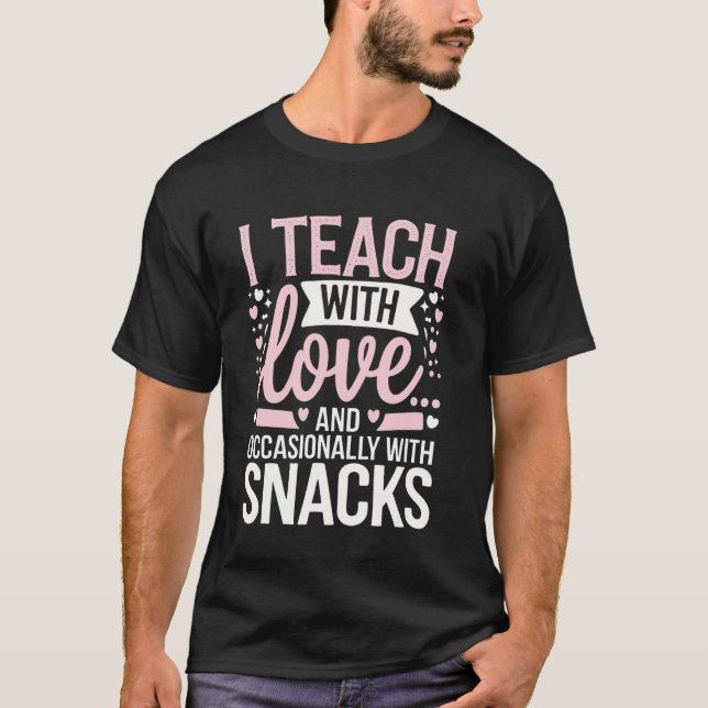 Camiseta Professor Eu Ensino Com Amor️ E Ocasionalmente Com (Frente)