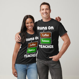 CAMISETA PROFESSOR - FUNCIONA À CAFÉ E PACIÊNCIA
