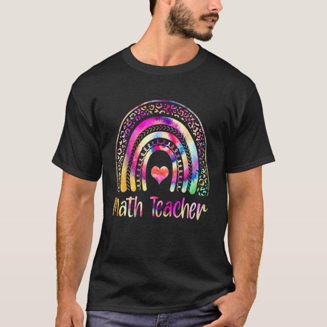 Camiseta Professora De Matemática Tie Dye Rainbow Math É Me (Frente)