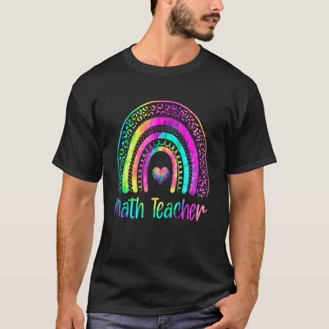 Camiseta Professora De Matemática Tie Dye Rainbow Math É Me (Frente)