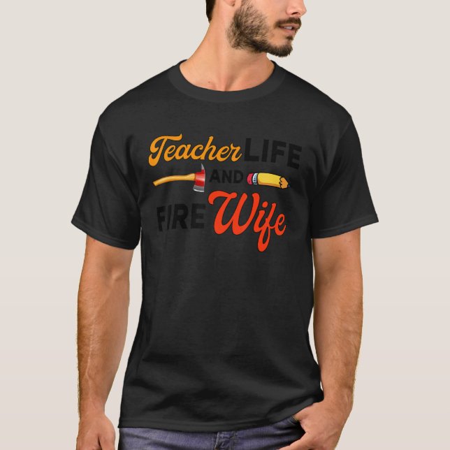Camiseta Professora E Esposa Bombeiro Professora Fogo De Vi (Frente)