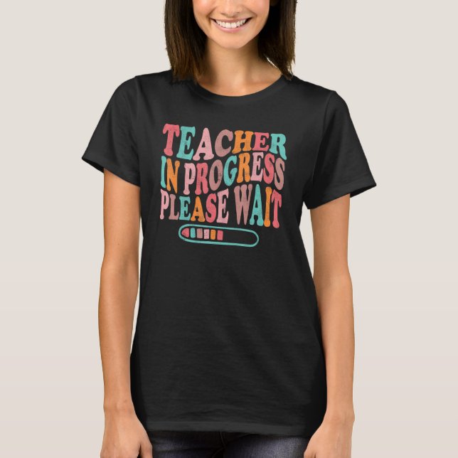 Camiseta Professora Em Curso Por Favor Aguarde Retro De Gro (Frente)