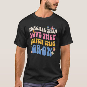 Camiseta Professora Os Ama Observá-Los Crescer Retrô Teach